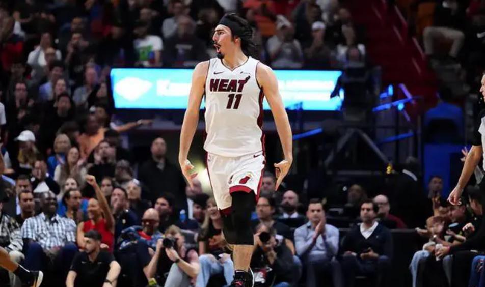 菲律宾男篮翻盘热火，字母哥送出助攻