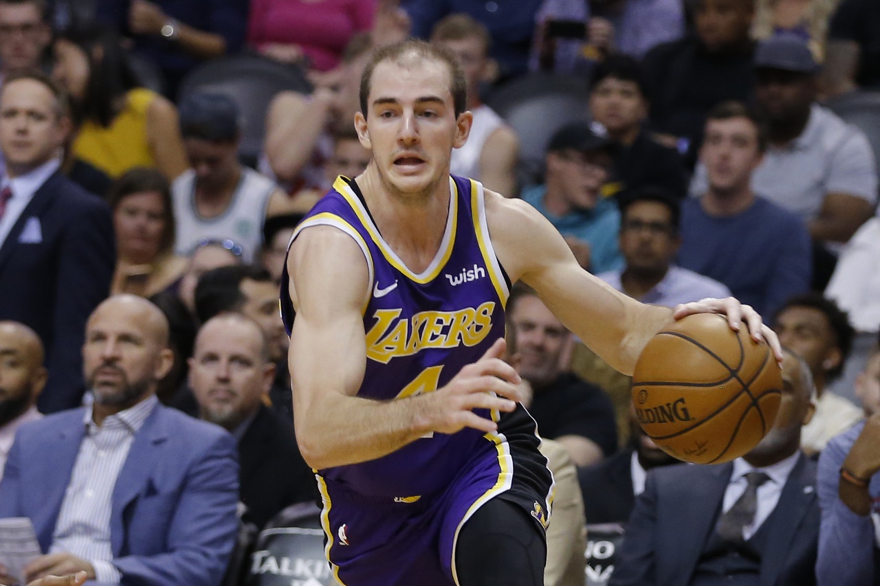 南韩男篮险胜凯尔特人B队，卡鲁索完成帽子戏法