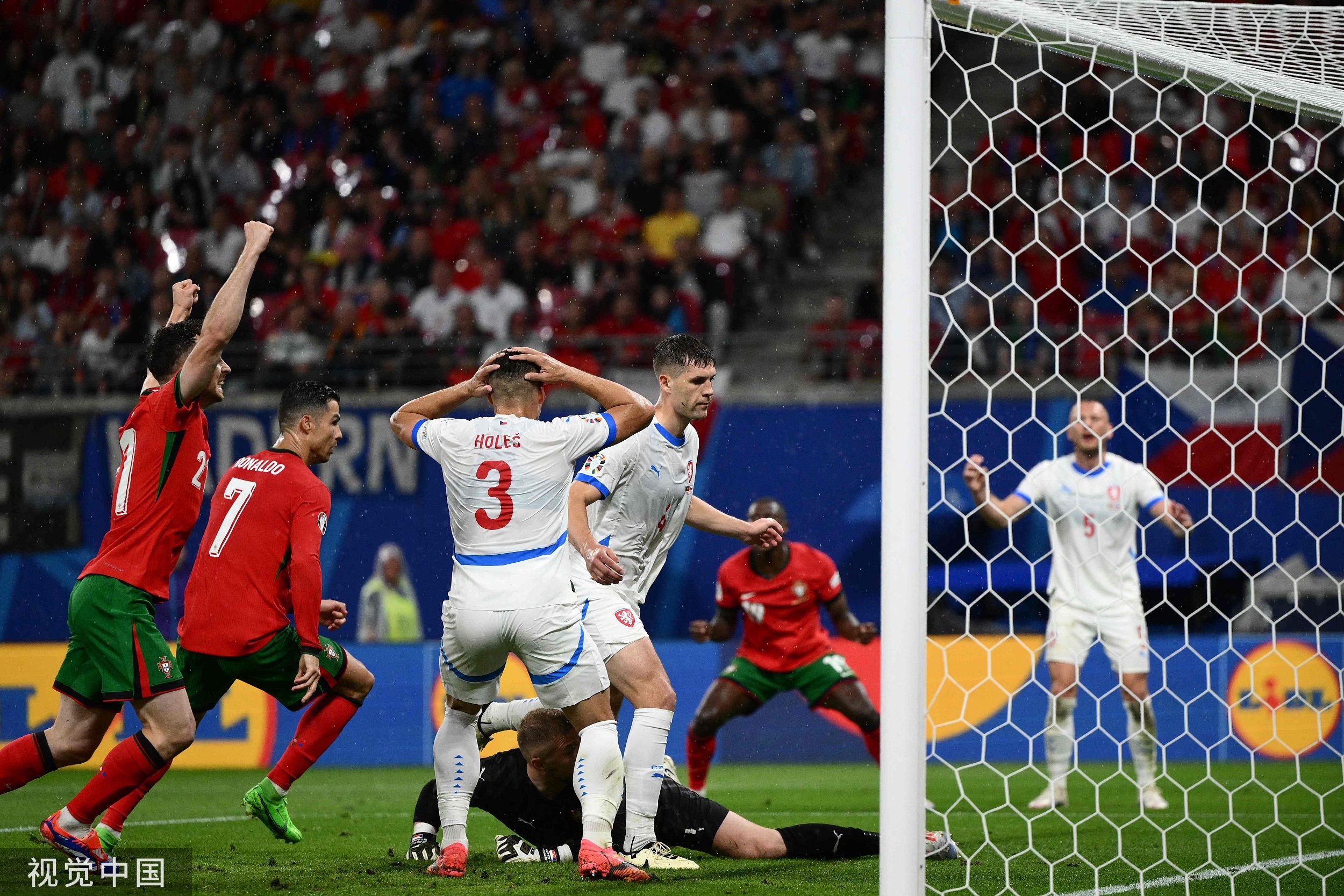 葡萄牙队在客场力克卢森堡，赢得比赛