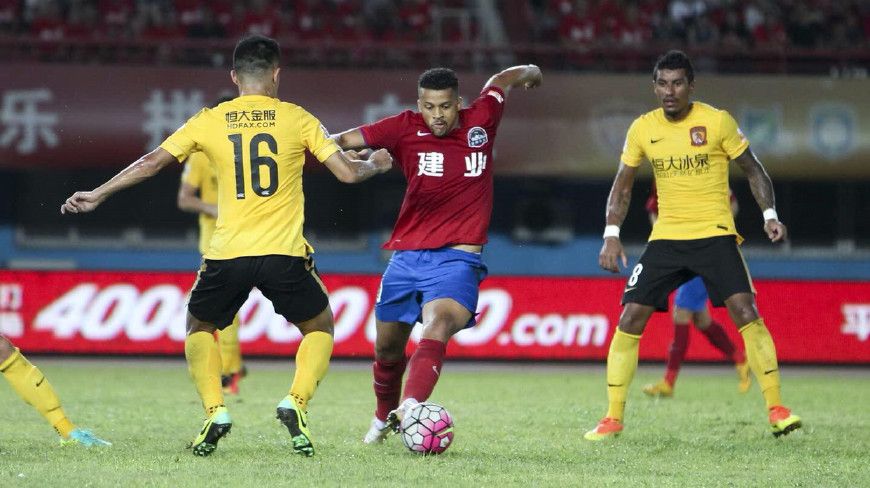 建业惨败恒大,遭遇三轮连败走势堪忧 建业惨败恒大,遭遇三轮连败走势堪忧