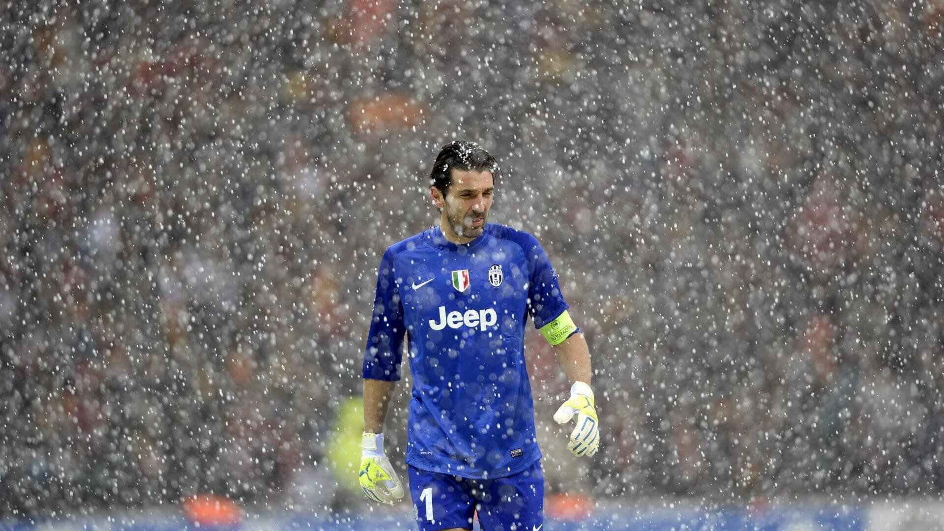 赛场烽火，弗拉霍维奇点燃激情，秘鲁火力与中国足球的反思